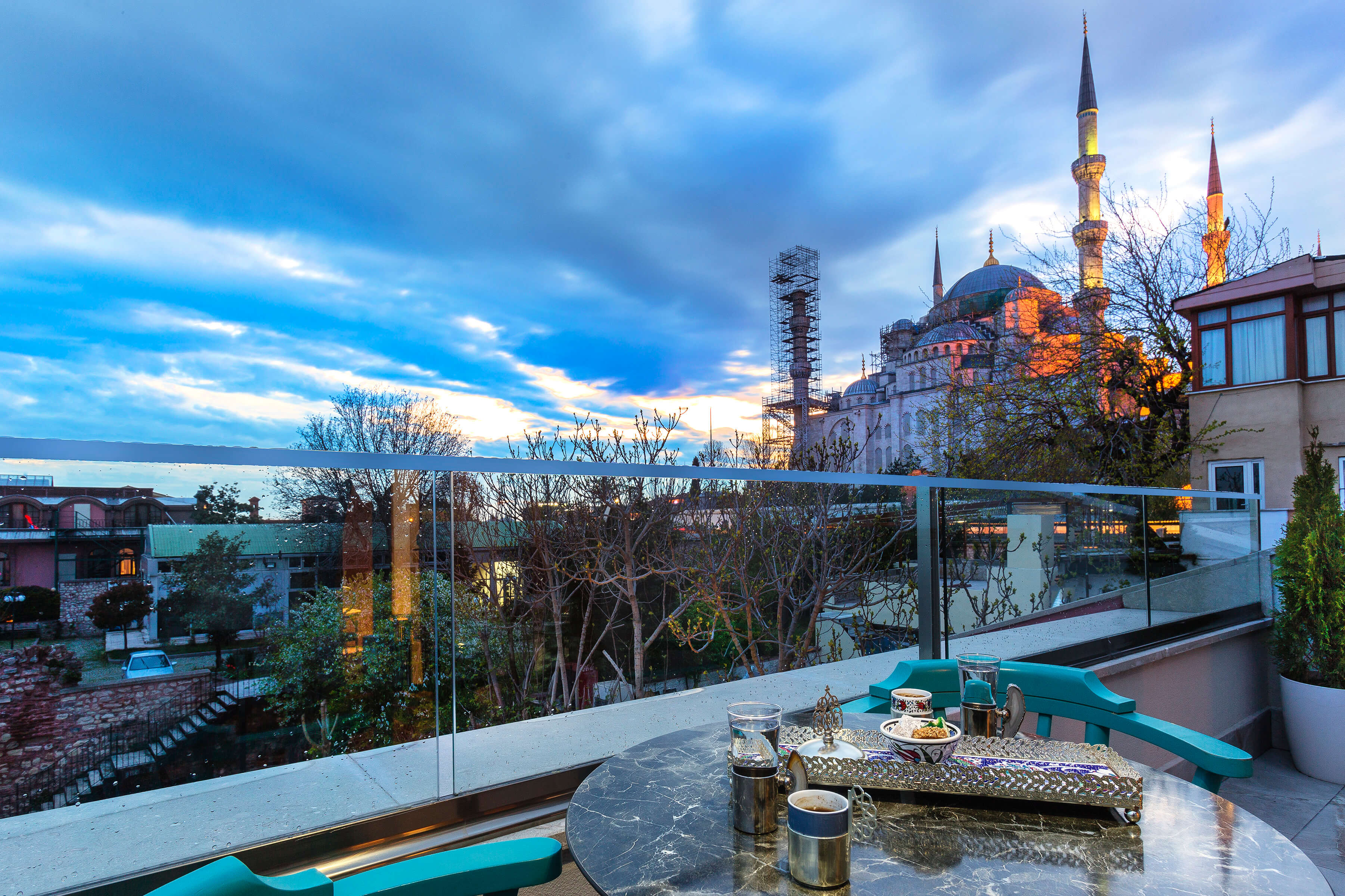 Obelisk Hotel & Suites