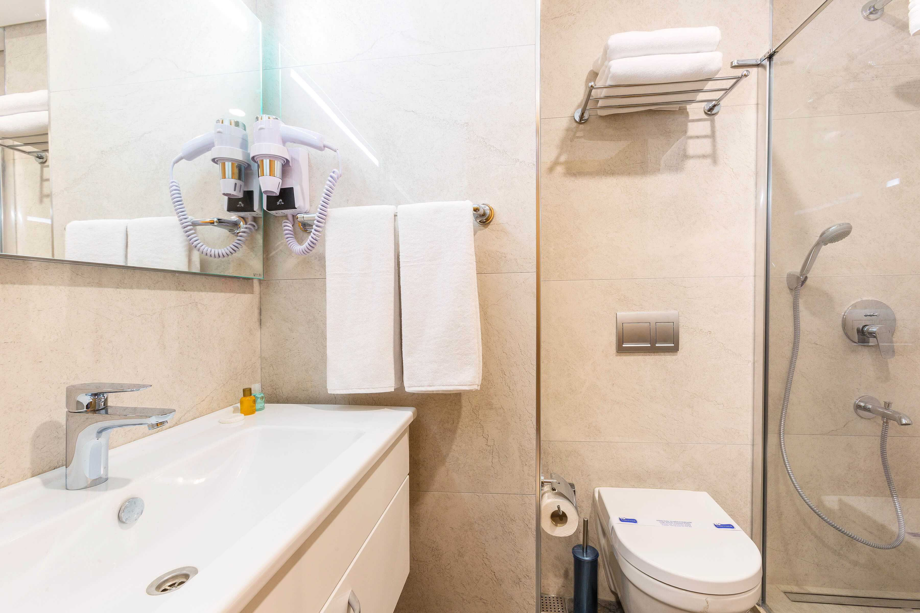 Obelisk Hotel & Suites