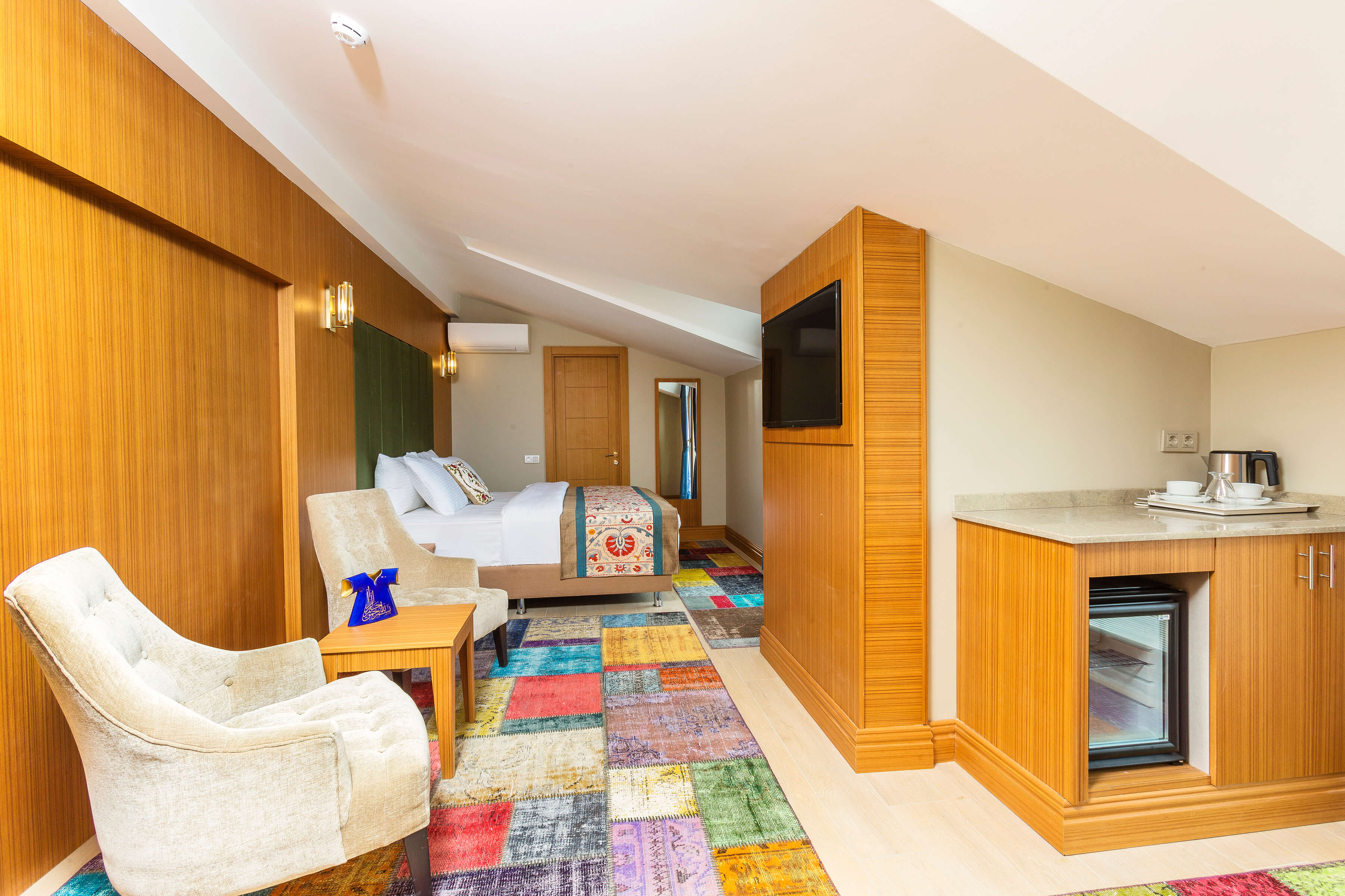 Obelisk Hotel & Suites