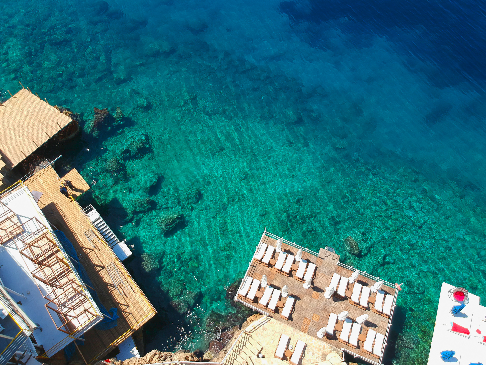 Hotel medusa 3 греция. Отель медуза. Medusa hotel. Jellyfish hotel. Гостиница медуза.